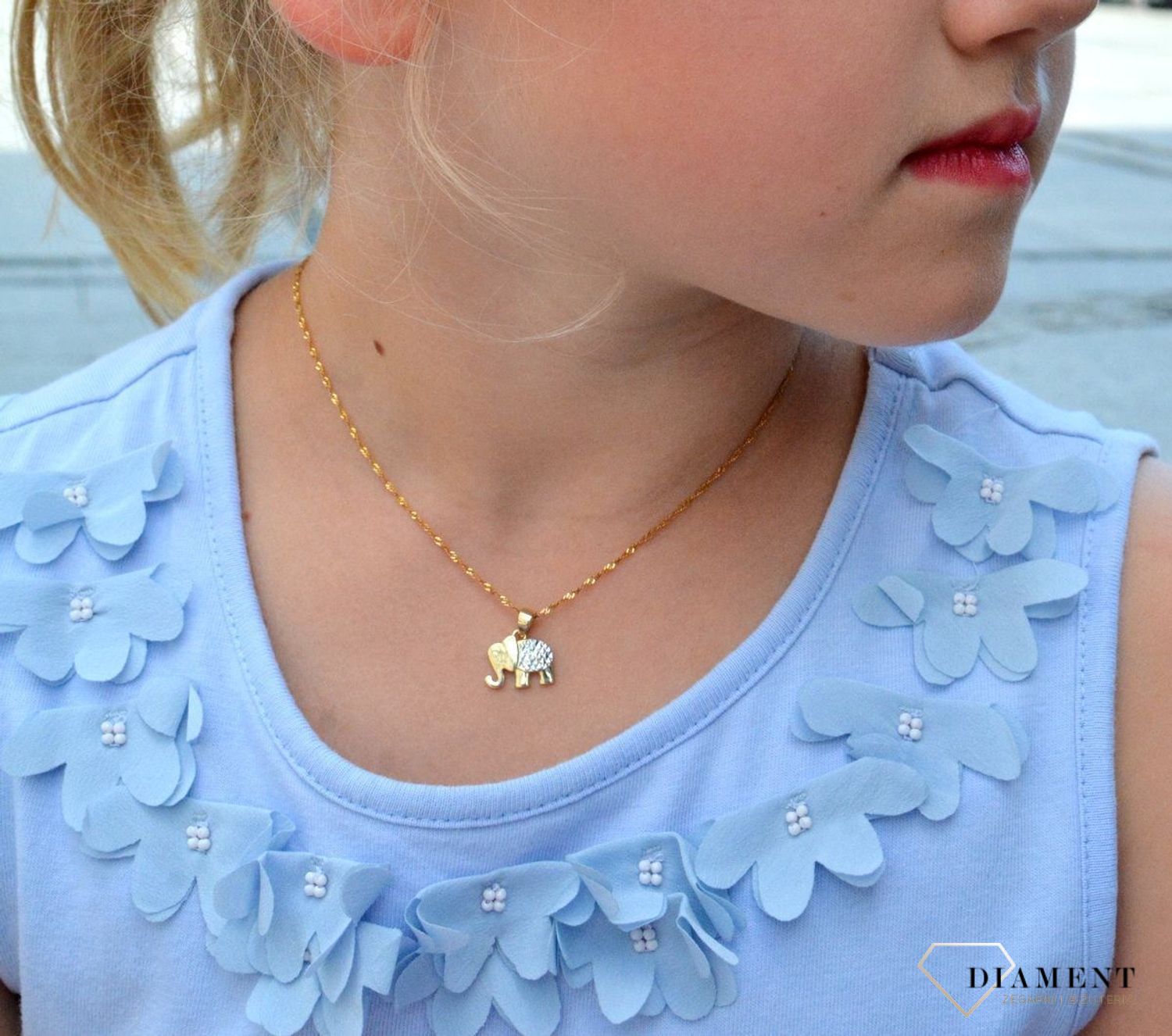 Złota zawieszka 333 słoń z białym złotem ZA 6873 333. Piękno zawarte w subtelnym detalu, w postaci zawieszki o kształcie słonia. Utrzymana w najnowszych trendach złota biżuteria inspirowana motywem amuletów, to oryginalny do.jpg